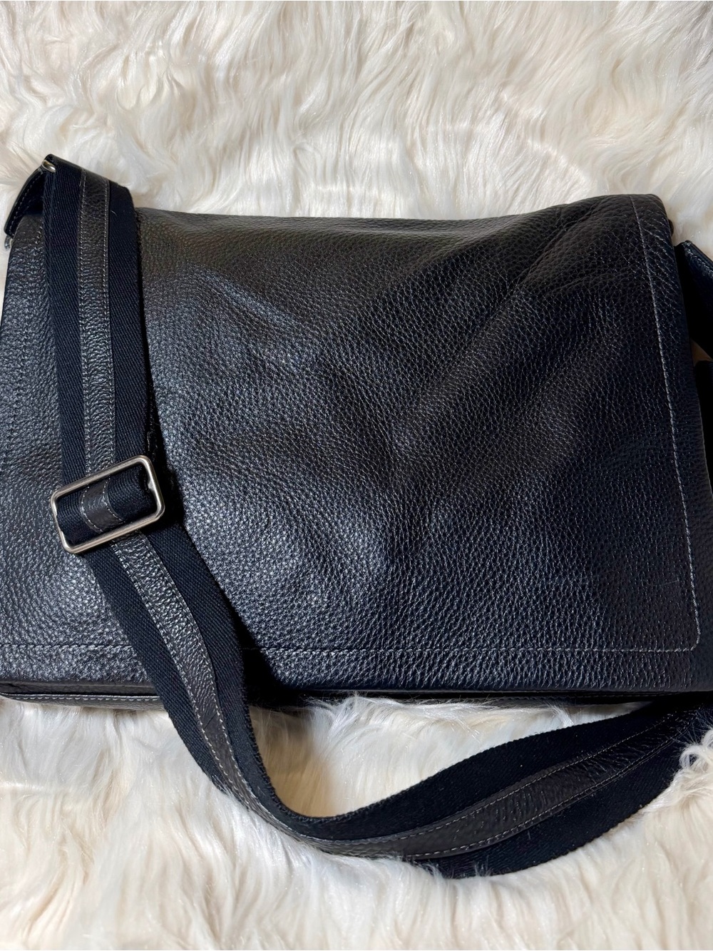 Levenger Black Leather Messenger Bag -EUC